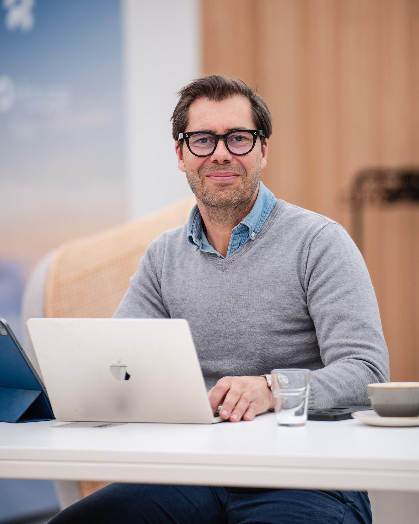Ole-Arvid Liodden jobber på laptop